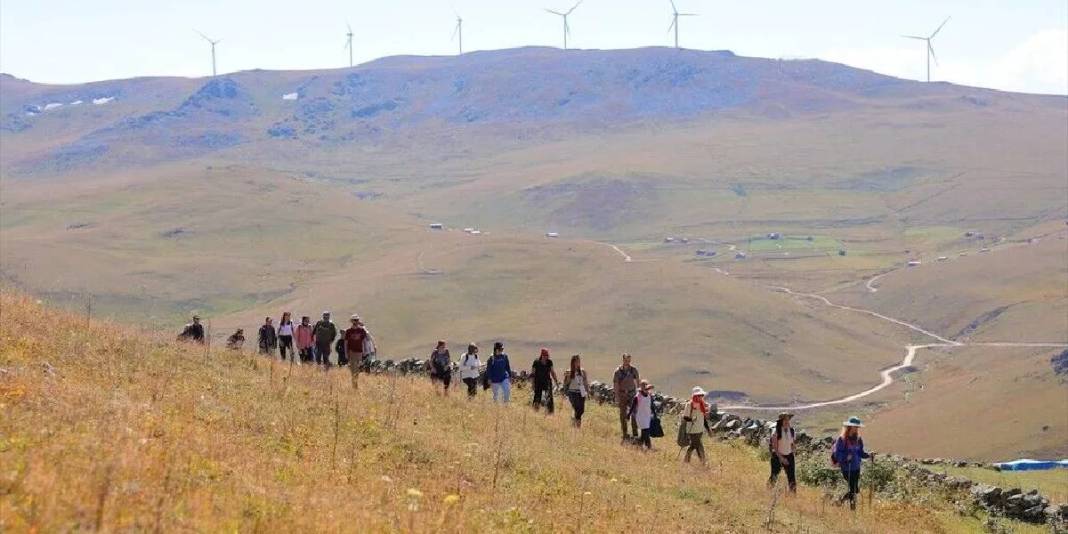 18 km’lik zorlu tırmanışın ardından zirveye ulaşılıyor! Doğu Karadeniz’in saklı cenneti unutulmaz anlar yaşatıyor 4